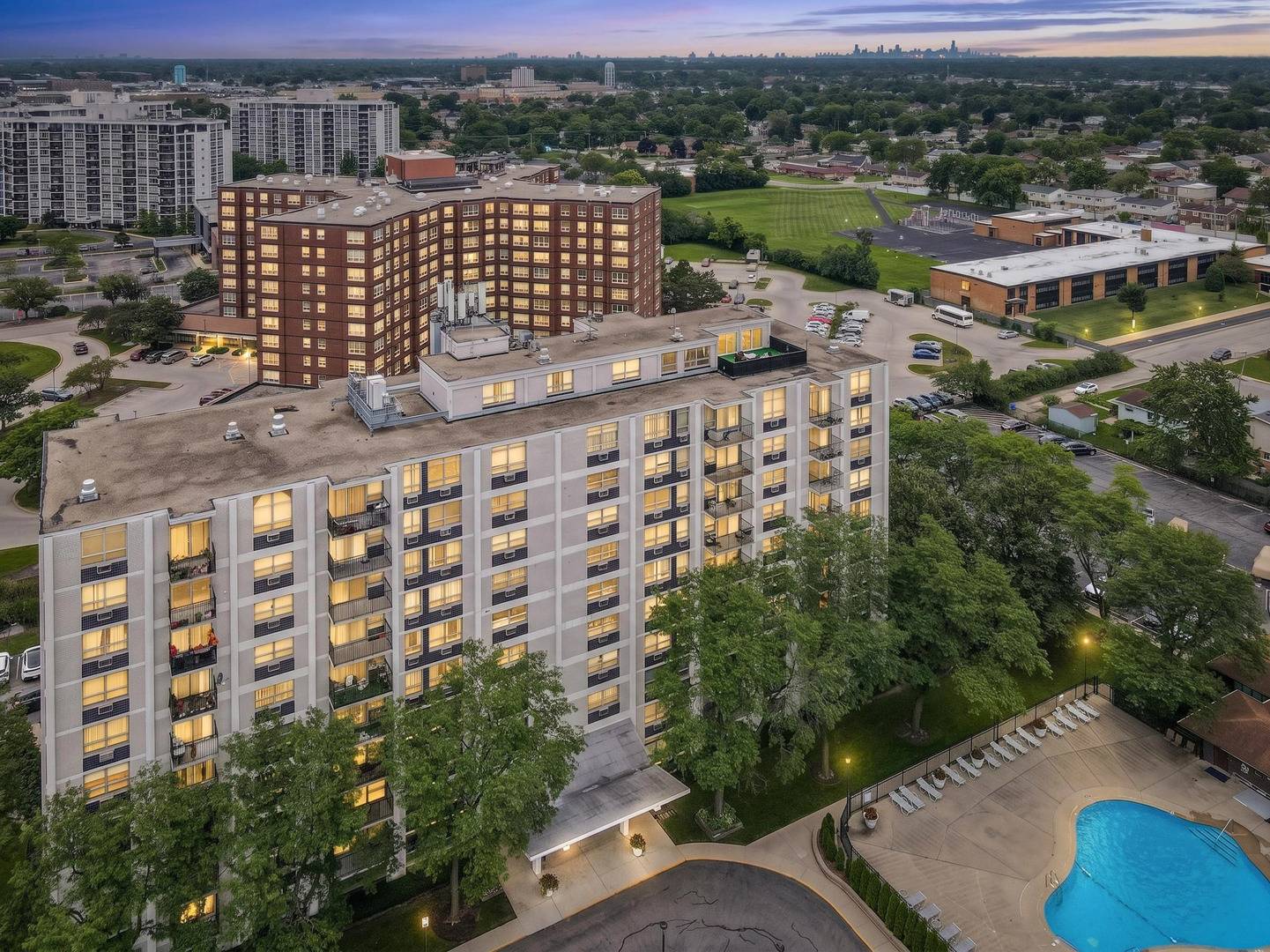 9001 Golf RD #10F, Des Plaines, IL 60016