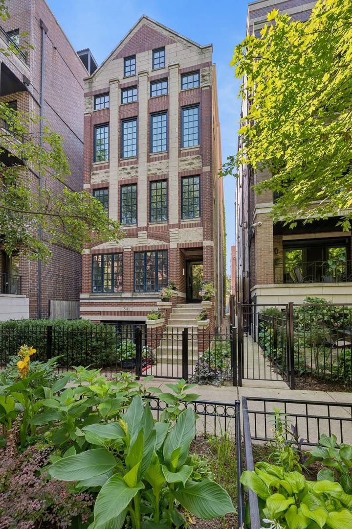 841 W Buckingham PL #1, Chicago, IL 60657