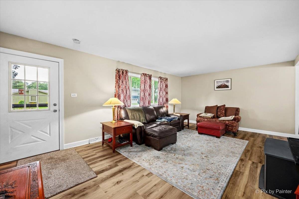 5506 Burwood RD, Cary, IL 60013
