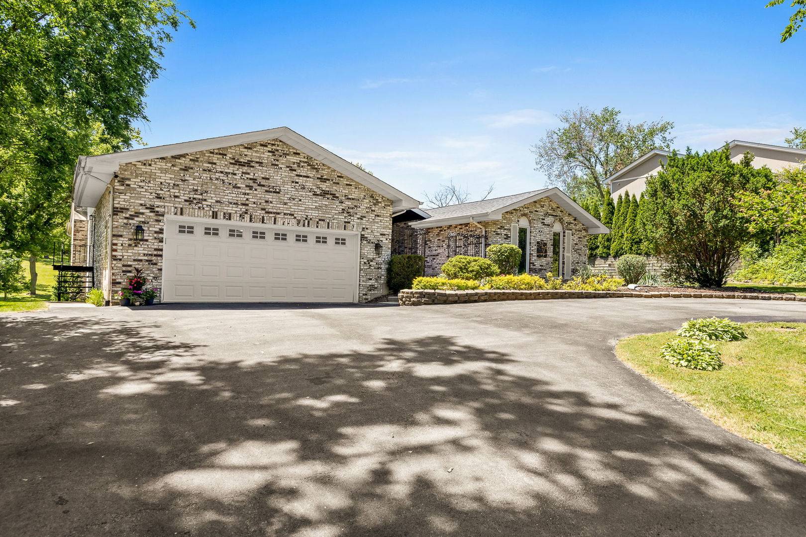 11S056 Madison ST, Burr Ridge, IL 60527