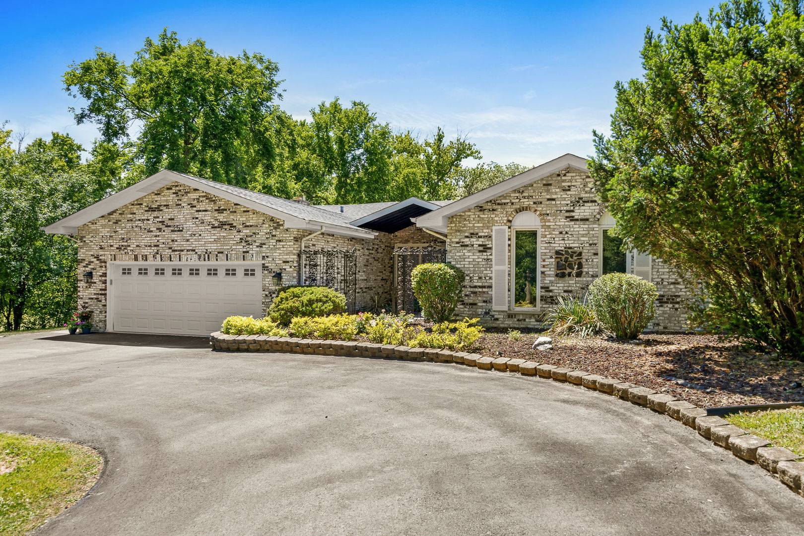 11S056 Madison ST, Burr Ridge, IL 60527