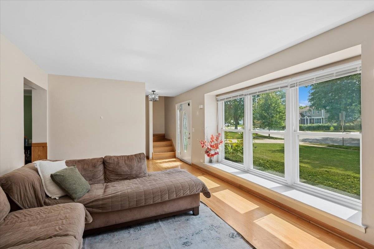 2204 Kensington DR, Schaumburg, IL 60194
