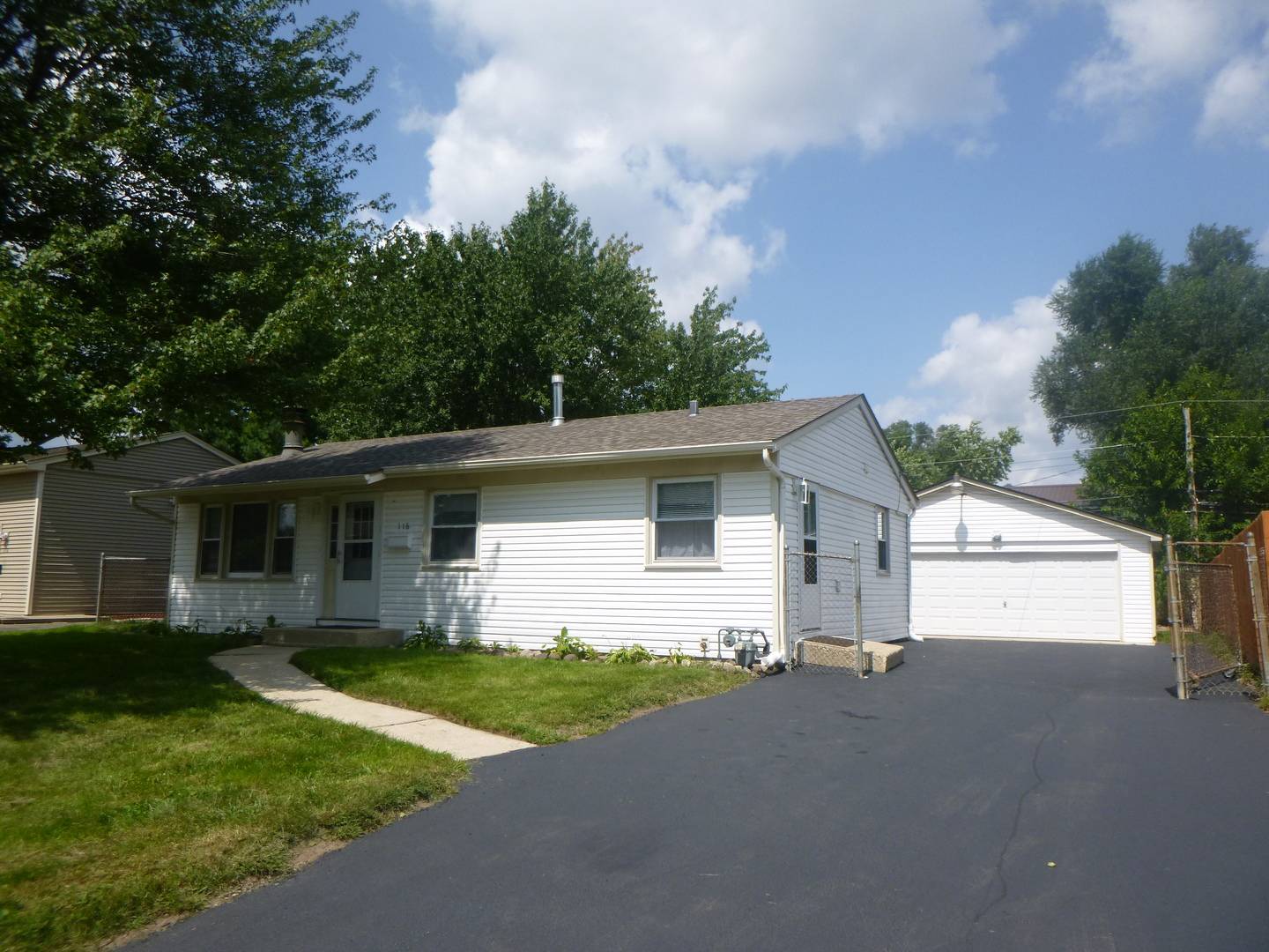 116 Del Rio RD, Carpentersville, IL 60110