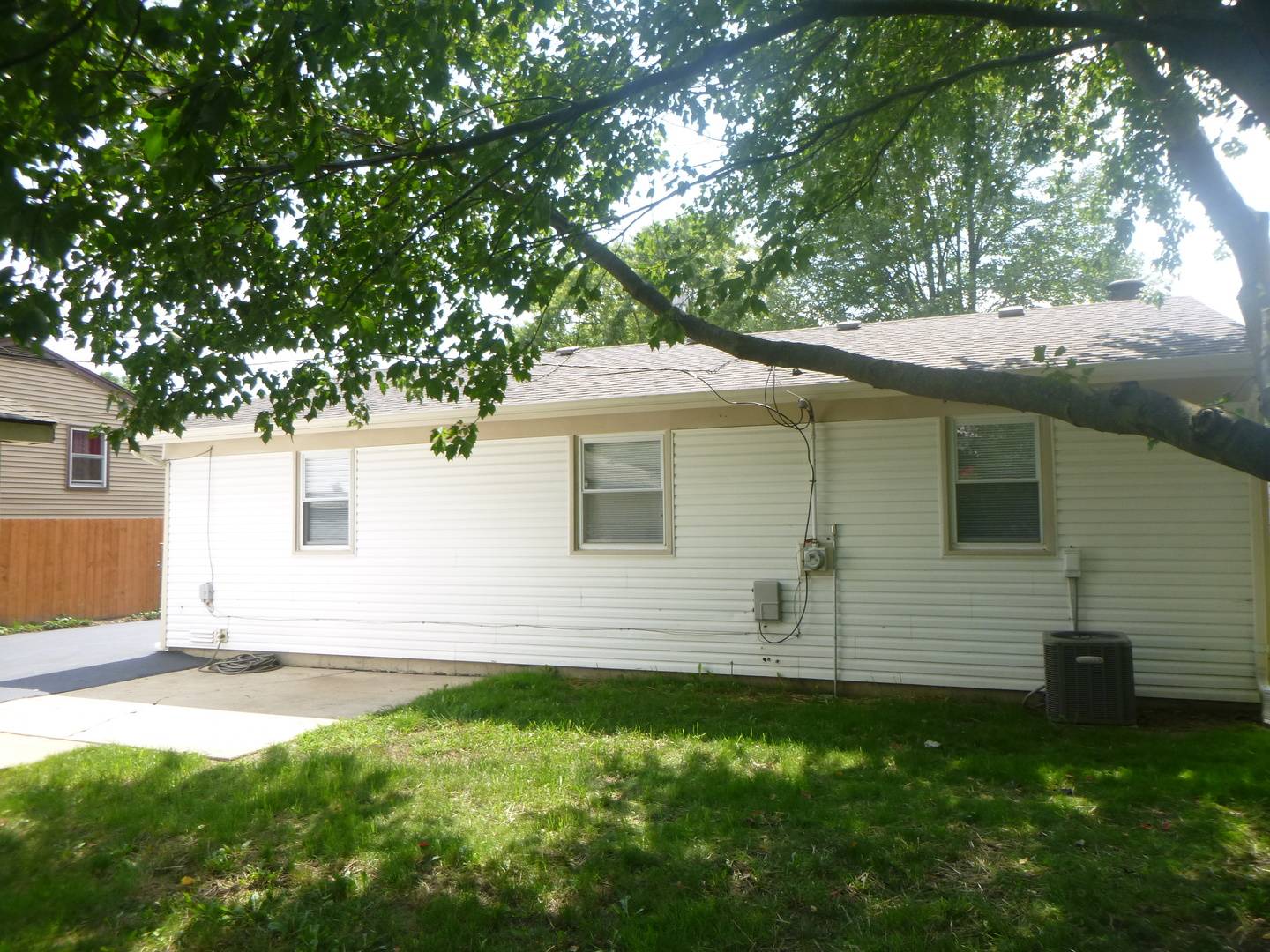 116 Del Rio RD, Carpentersville, IL 60110