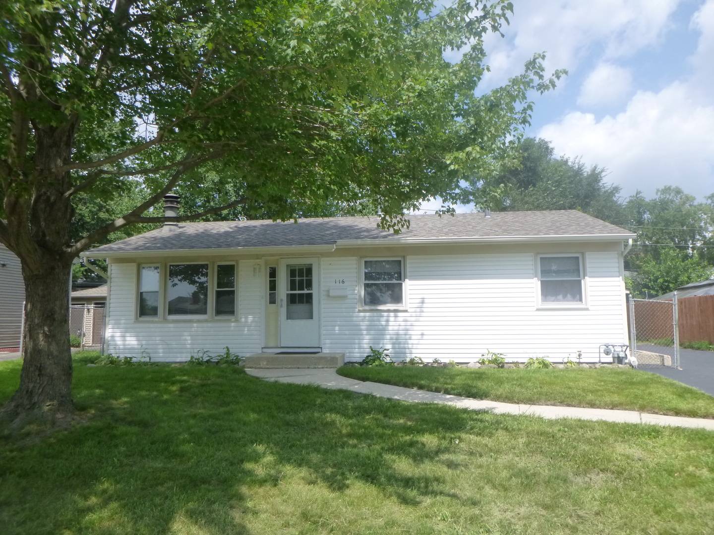 116 Del Rio RD, Carpentersville, IL 60110