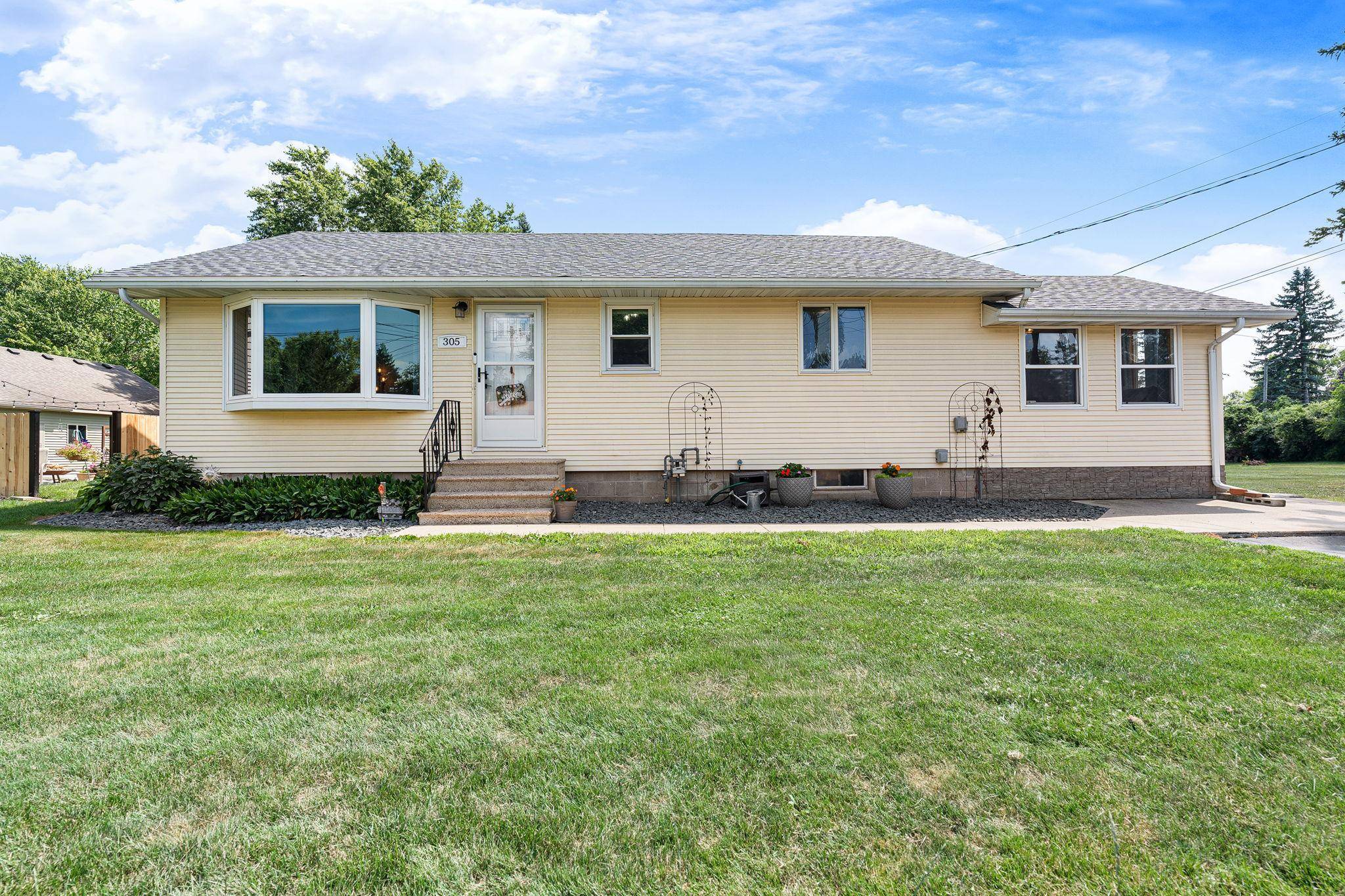 305 Le Sueur AVE, Eagle Lake, MN 56024