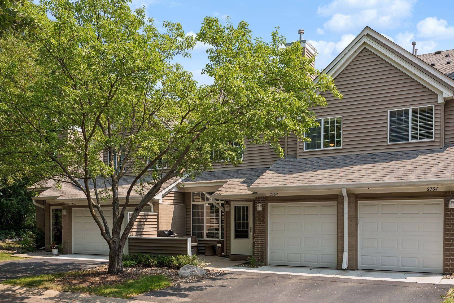2762 Autumnwood LN, Minnetonka, MN 55305