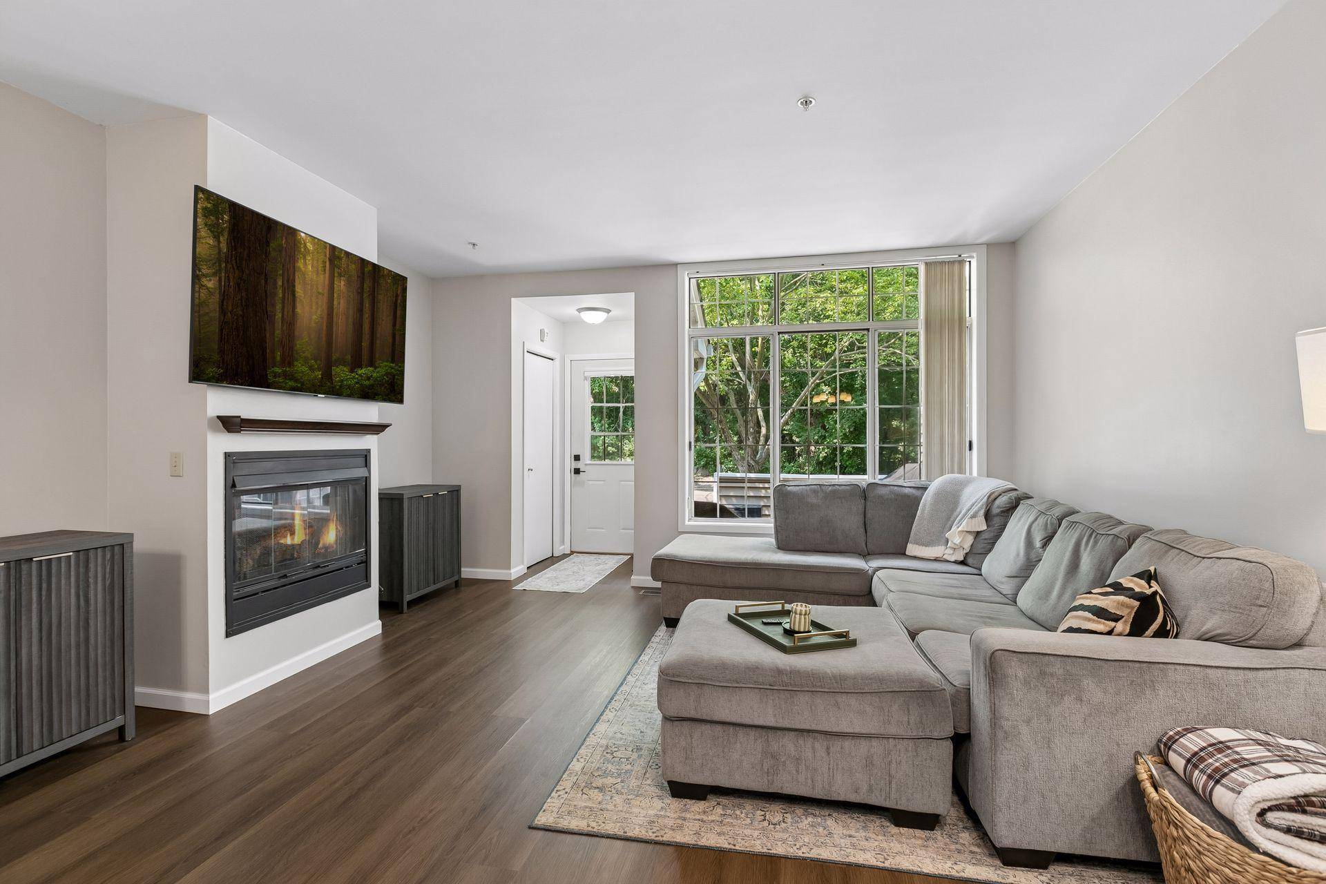 2762 Autumnwood LN, Minnetonka, MN 55305