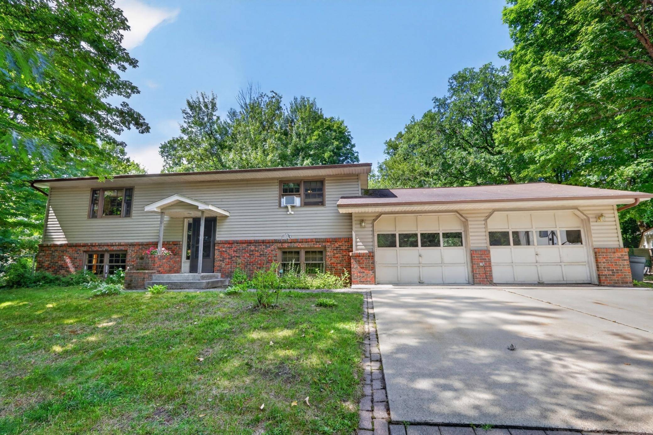 2452 Deschepper DR, Grand Rapids, MN 55744