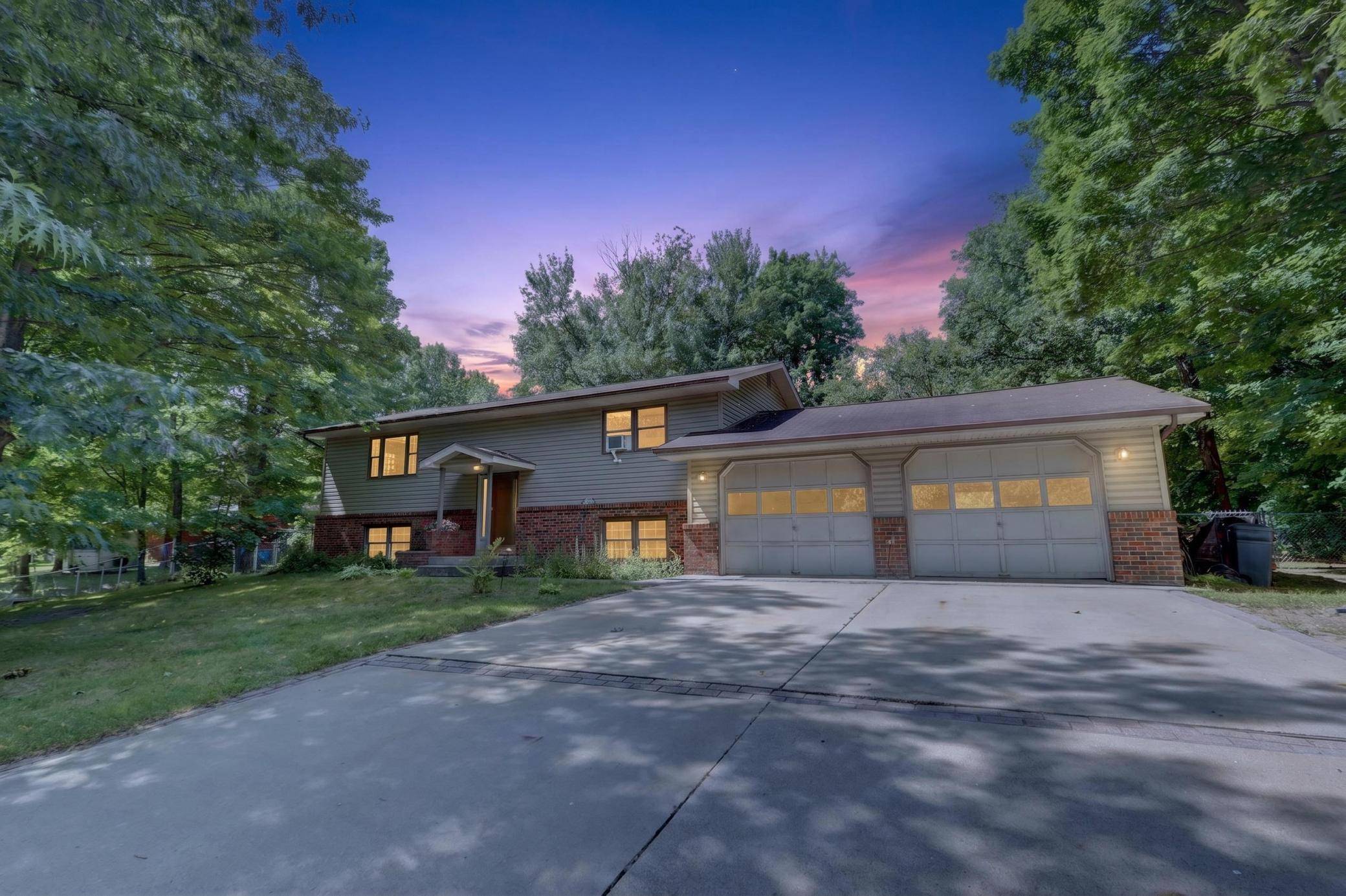 2452 Deschepper DR, Grand Rapids, MN 55744