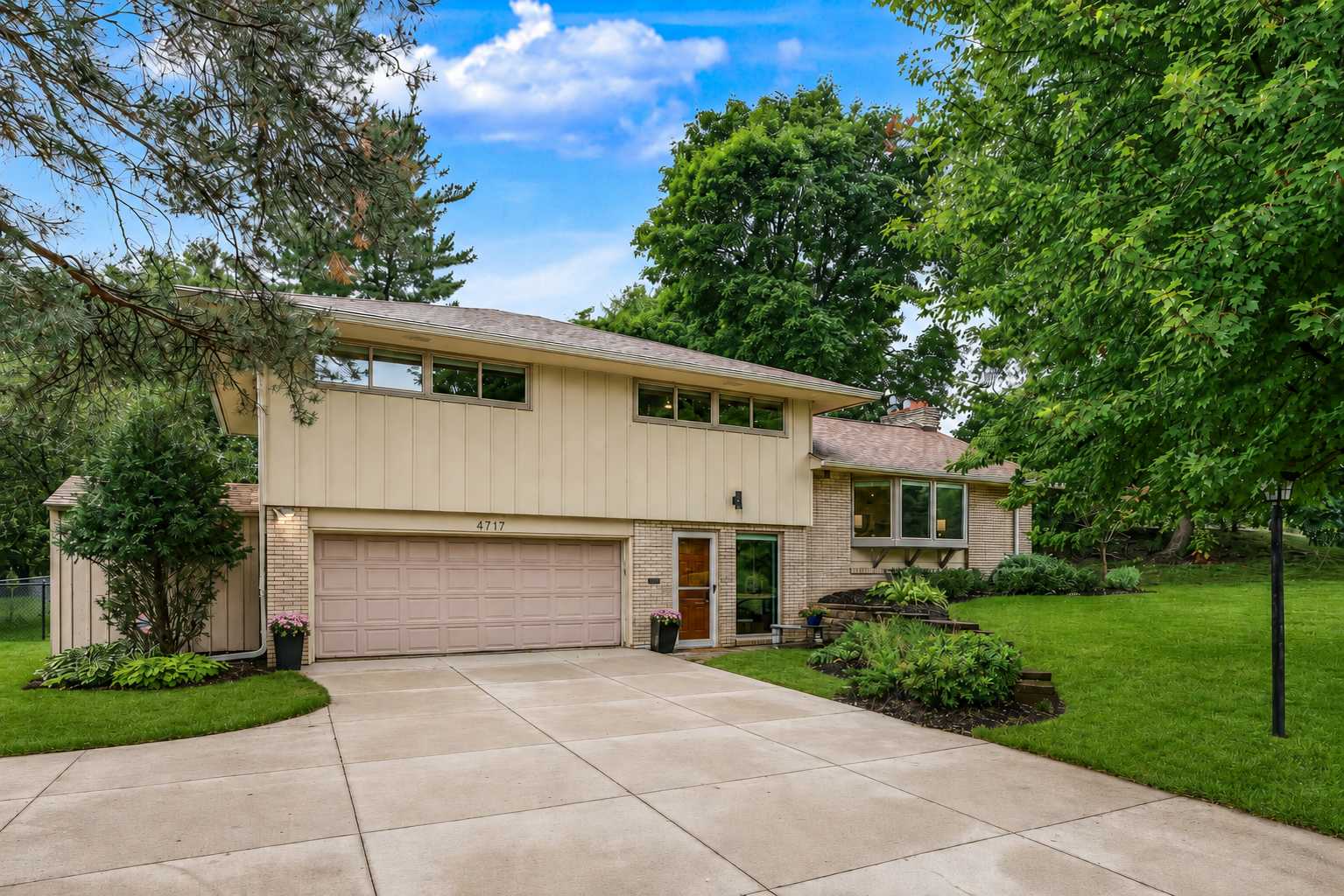 4717 Glenwood AVE, Golden Valley, MN 55422