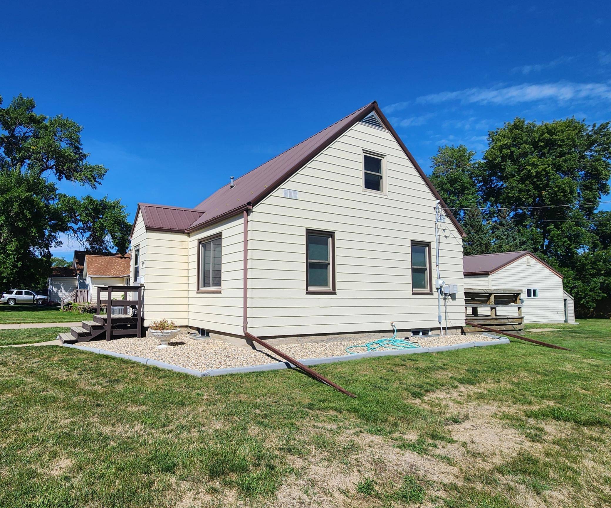 821 3rd ST SE, Pipestone, MN 56164
