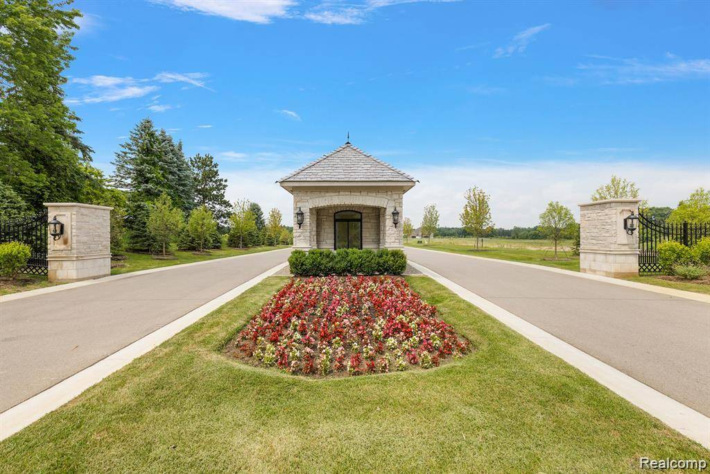 1583 Vista DR, Oakland Charter Township, MI 48363