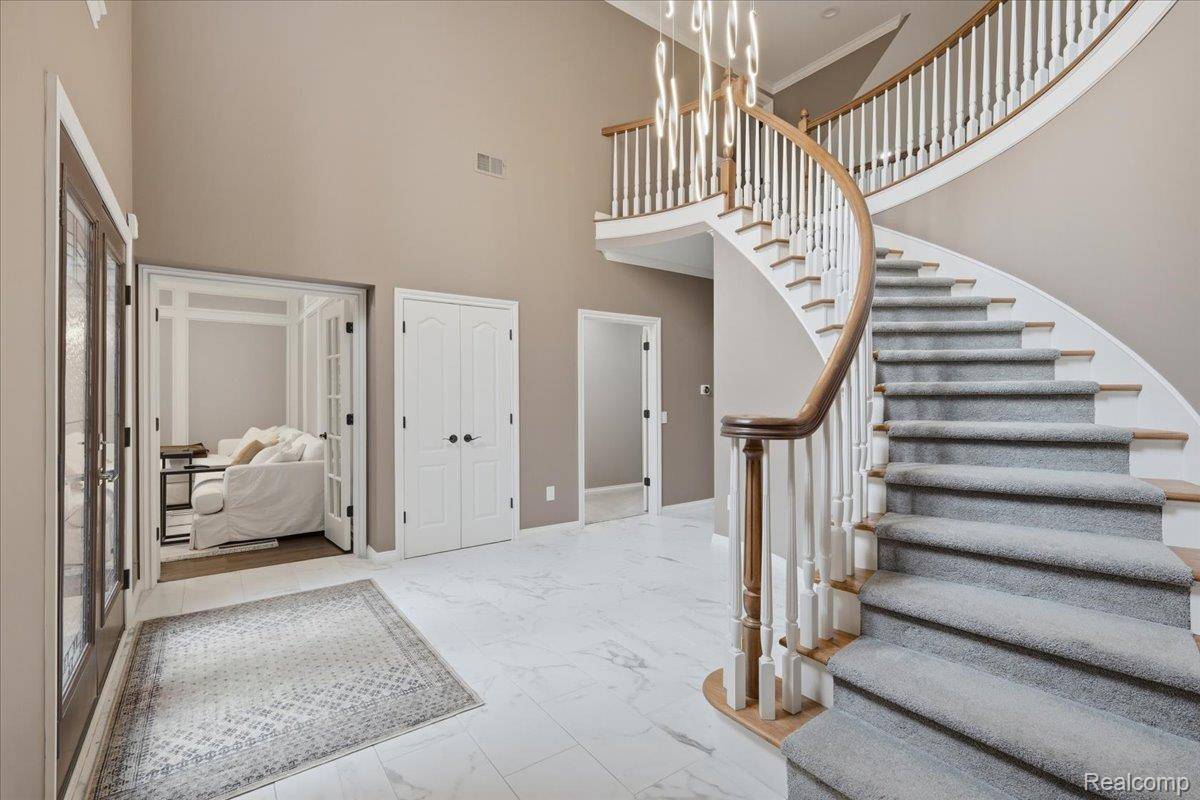 160 Kirkwood CT, Bloomfield Hills, MI 48304