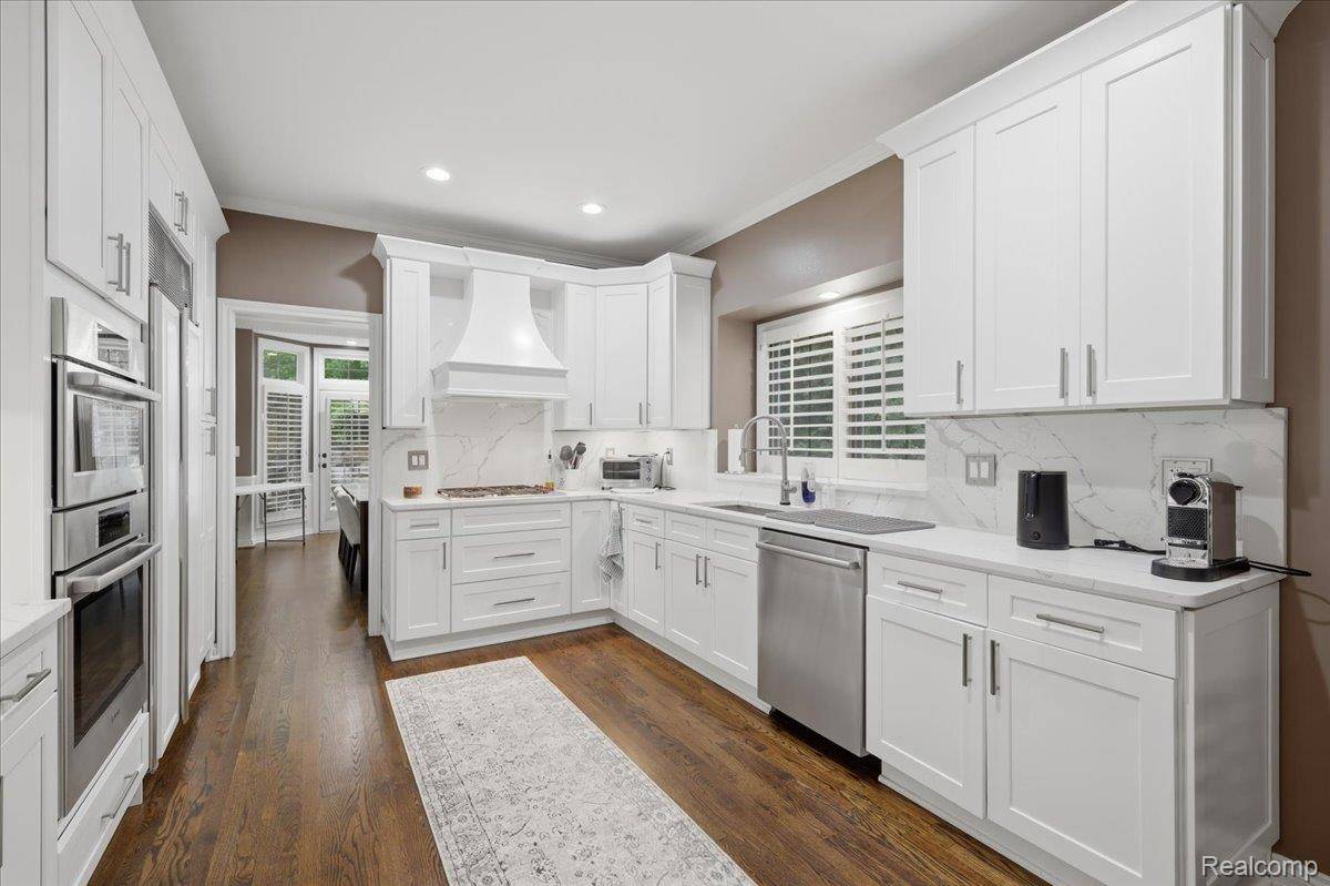 160 Kirkwood CT, Bloomfield Hills, MI 48304
