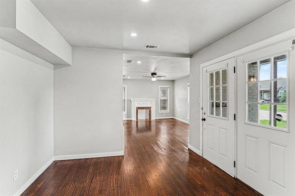 1108 E Robert Street, Fort Worth, TX 76104