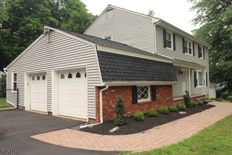 4 W Circuit Dr, Roxbury Twp., NJ 07876