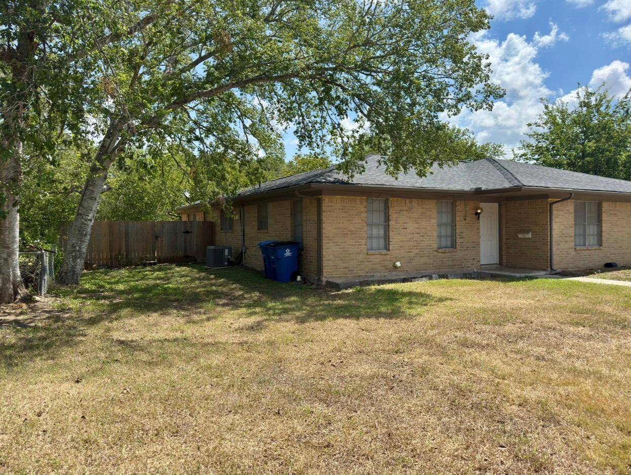820 S Blanco ST #B, Lockhart, TX 78644