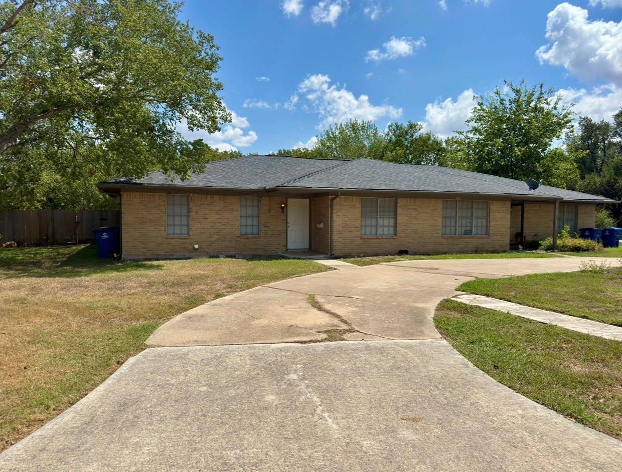 820 S Blanco ST #B, Lockhart, TX 78644