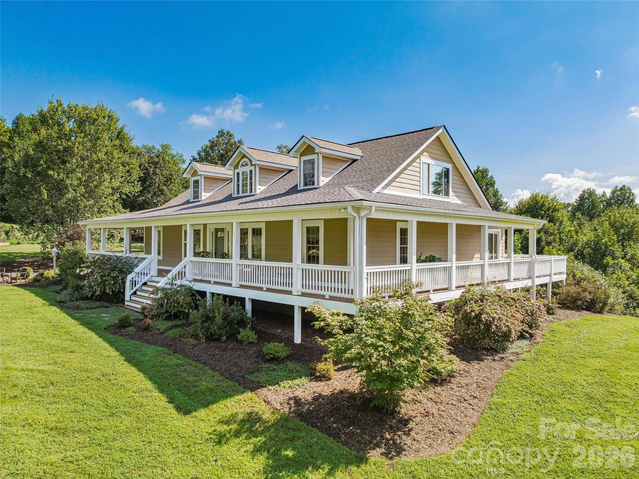 34 Ridge Glen LN, Leicester, NC 28748