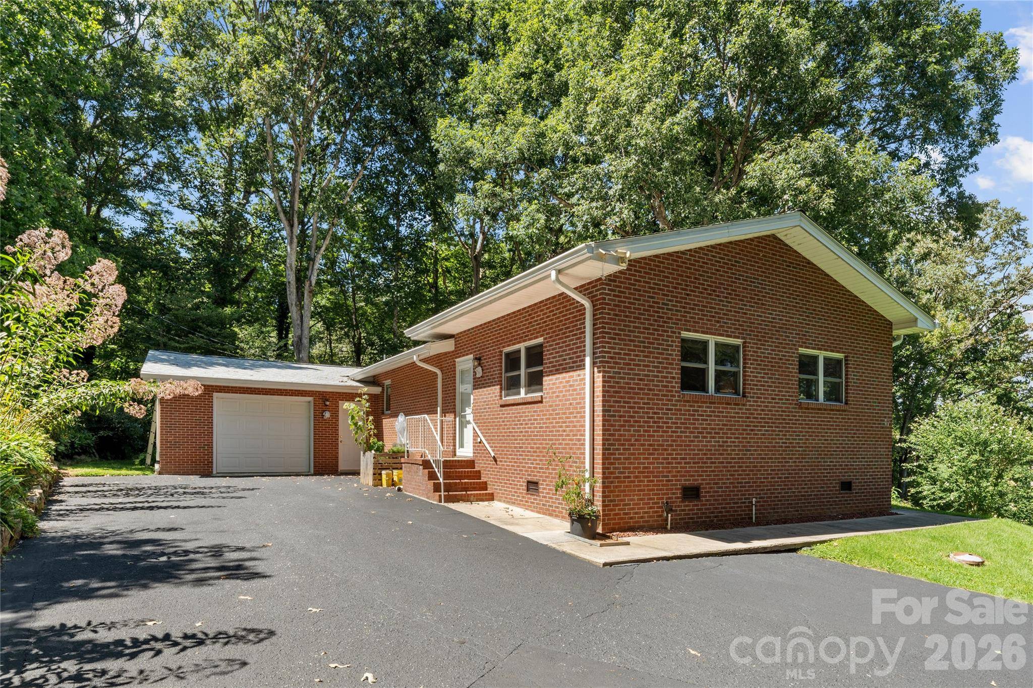 106 Holly LN, Brevard, NC 28712