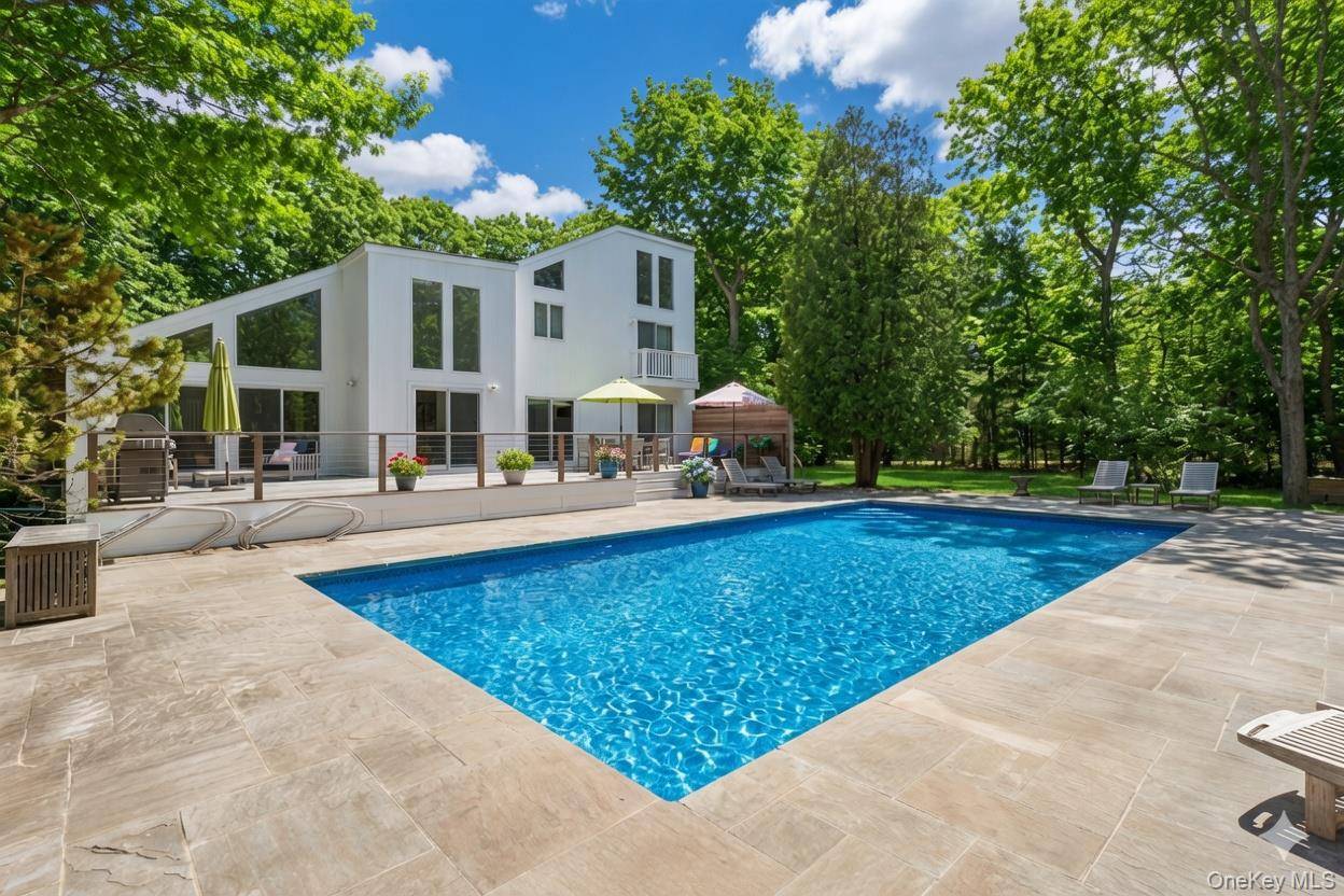 44 Diane DR, East Hampton, NY 11937