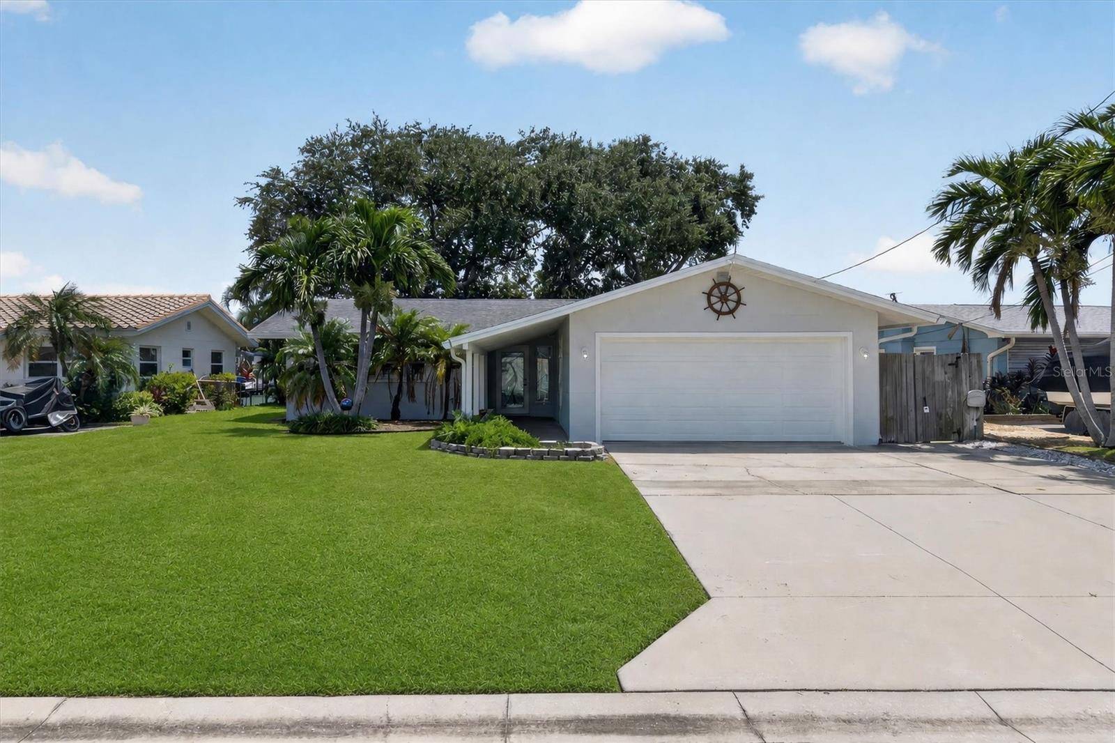 541 LILLIAN DR, Madeira Beach, FL 33708