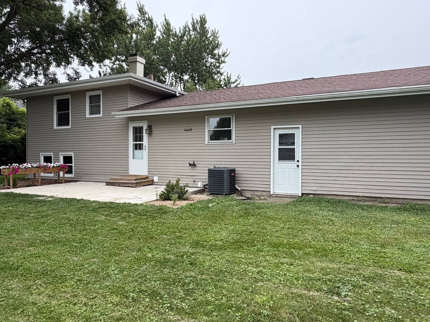 5S481 Glenoban DR, Naperville, IL 60563