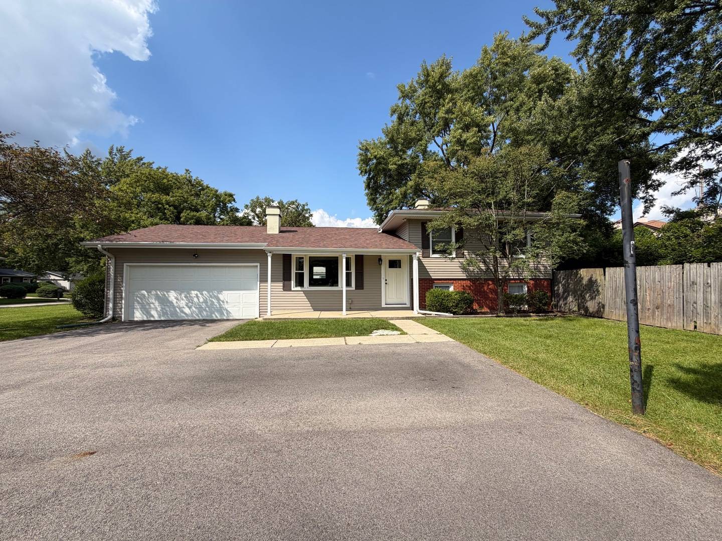 5S481 Glenoban DR, Naperville, IL 60563