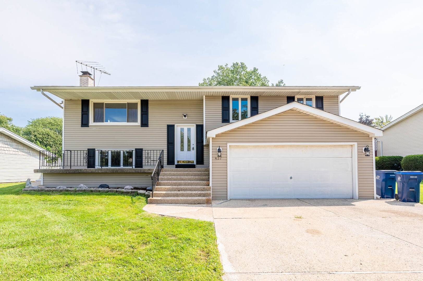 437 S Braintree DR, Schaumburg, IL 60193