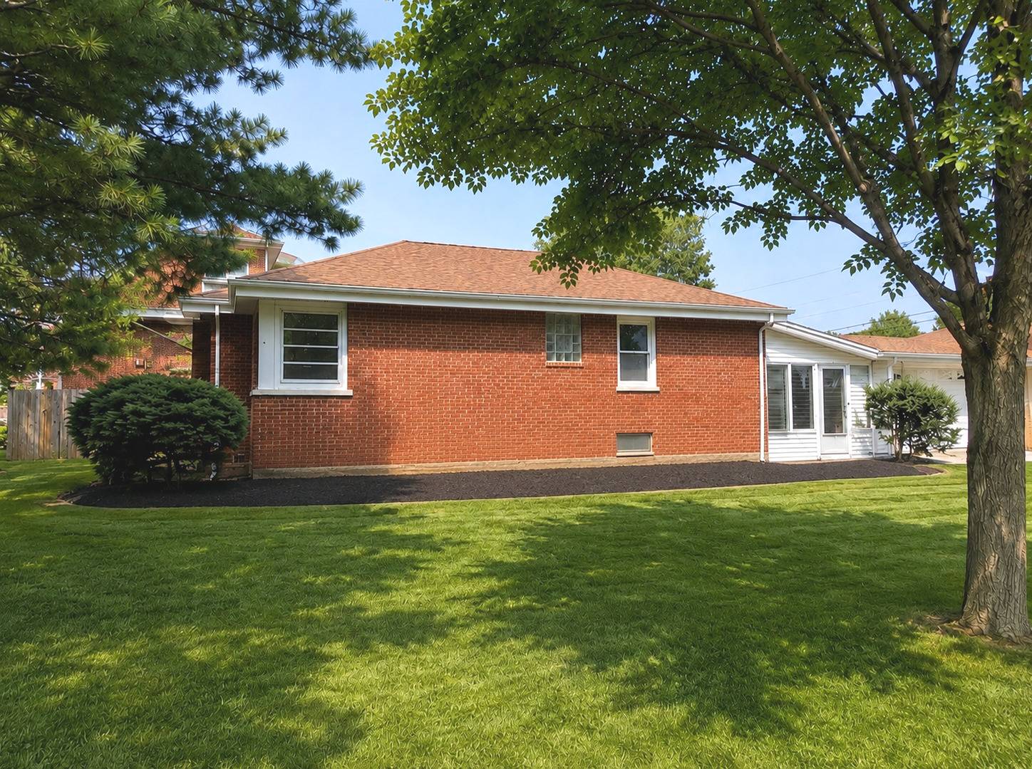 8050 N Prospect ST, Niles, IL 60714