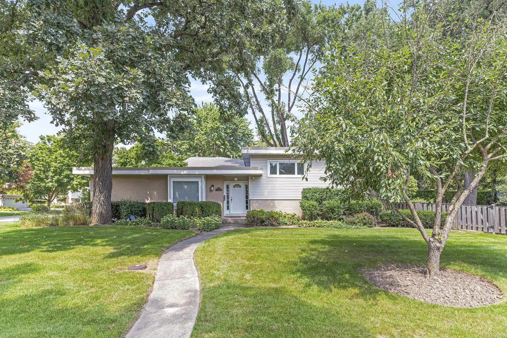 2843 Twin Oaks DR, Highland Park, IL 60035
