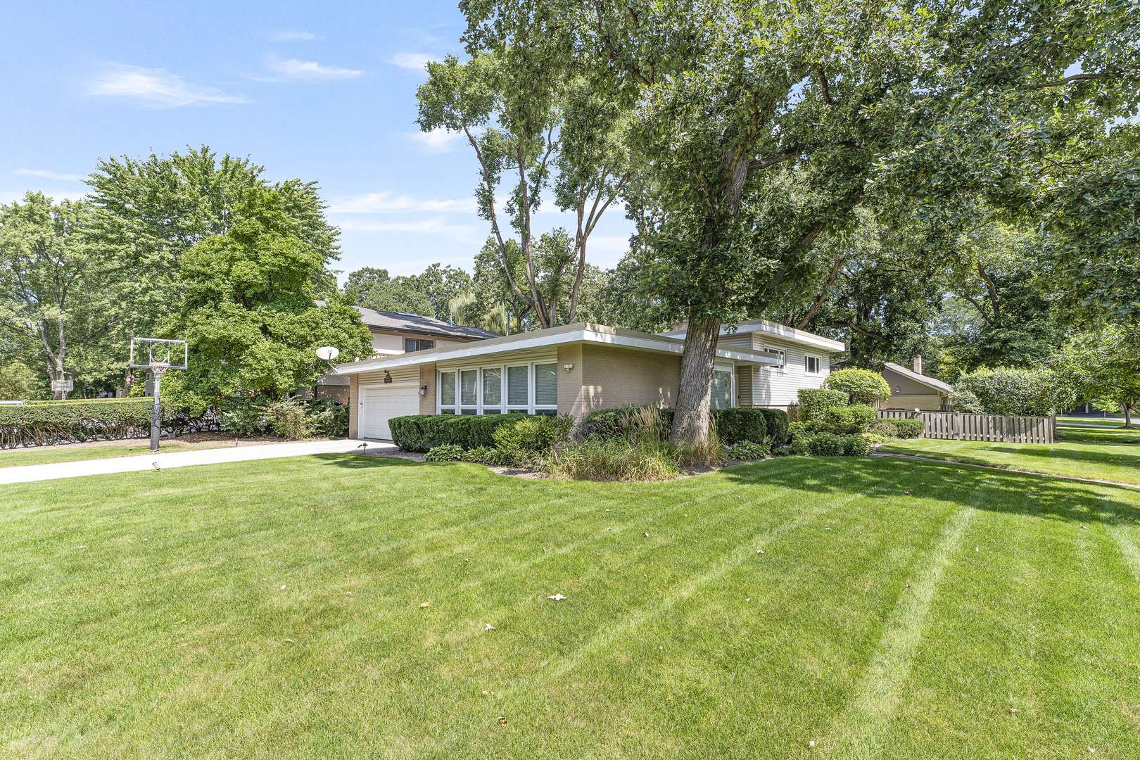 2843 Twin Oaks DR, Highland Park, IL 60035