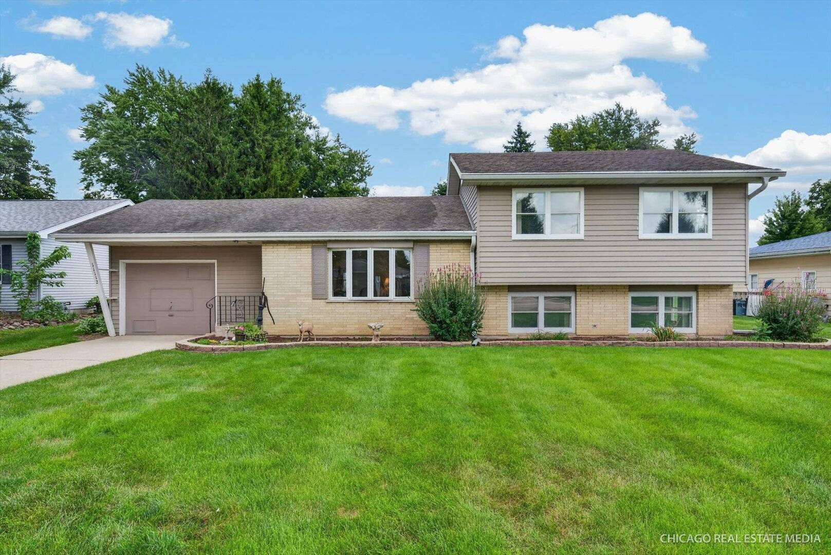 11112 Sunset LN, Huntley, IL 60142