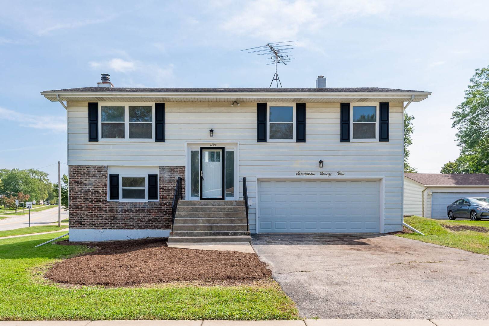 1795 Kent RD, Hoffman Estates, IL 60169