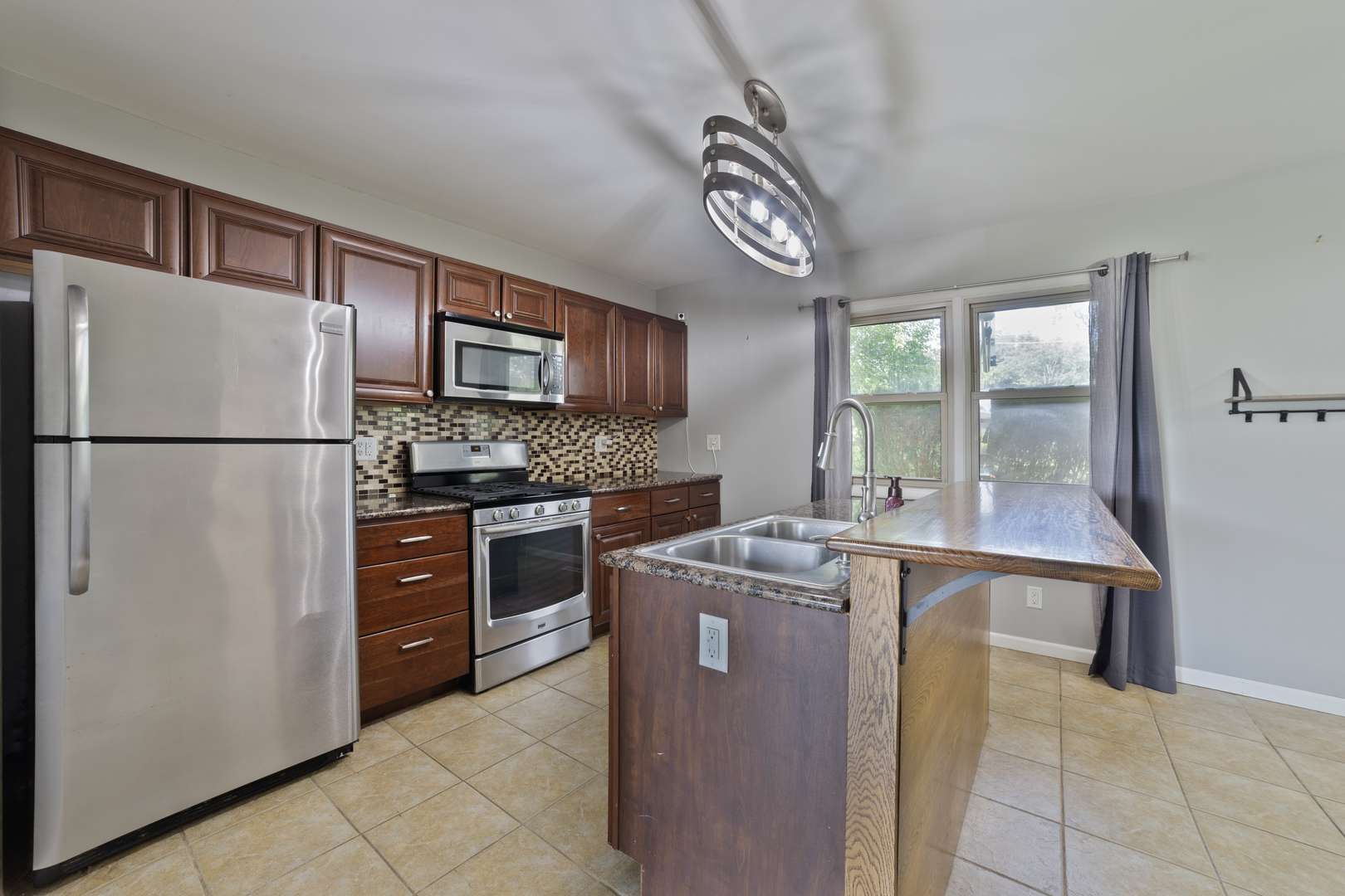 1104 Jasper DR, Mchenry, IL 60051