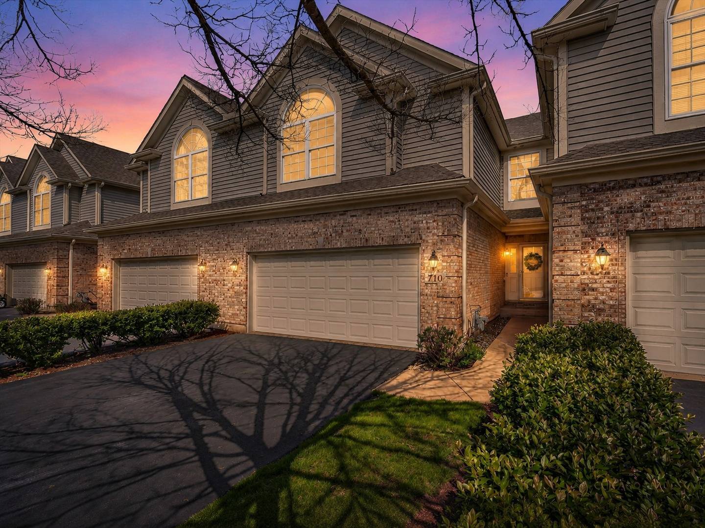 710 Juniper LN, Lake In The Hills, IL 60156
