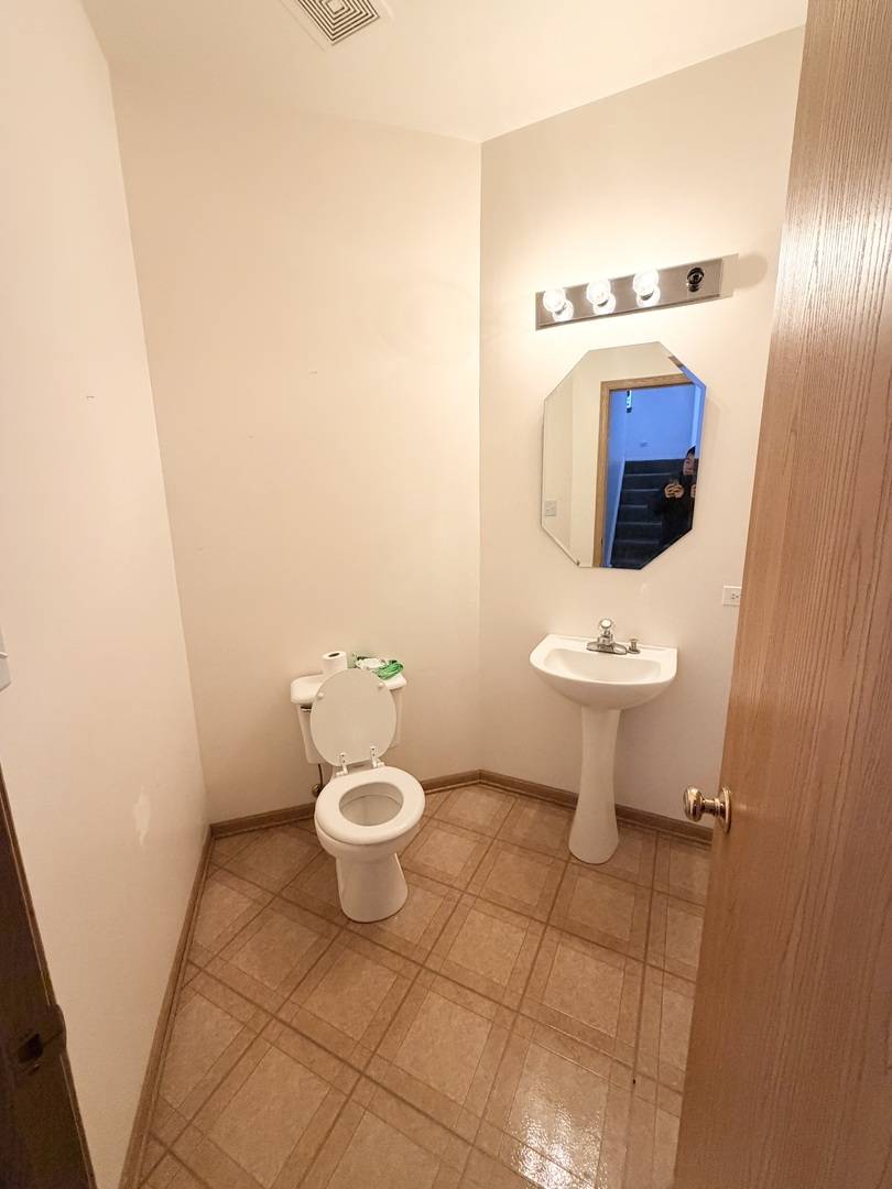 1126 Village Center Pkwy #6, Aurora, IL 60506