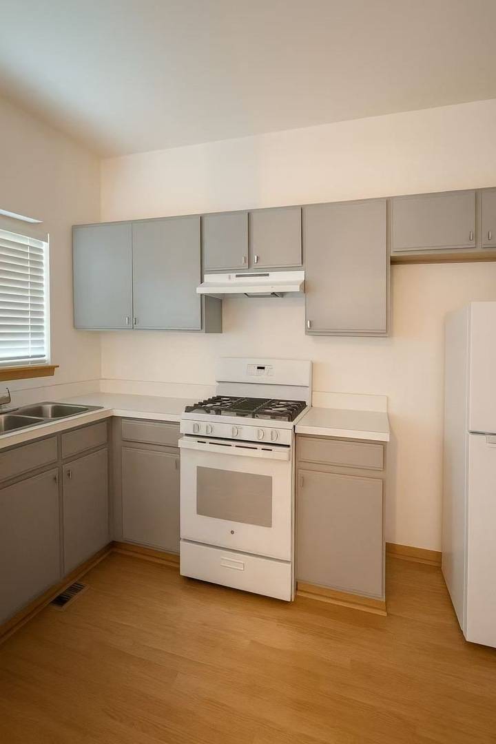 1126 Village Center Pkwy #6, Aurora, IL 60506