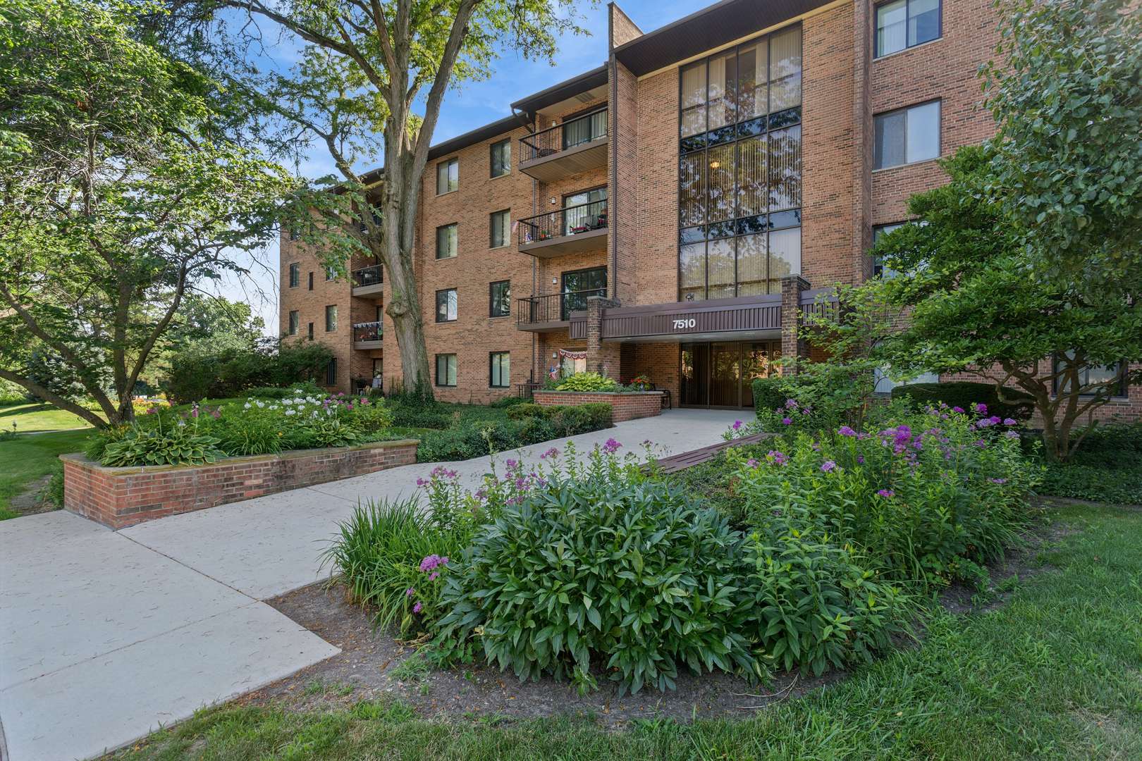 7510 Farmingdale DR #210, Darien, IL 60561