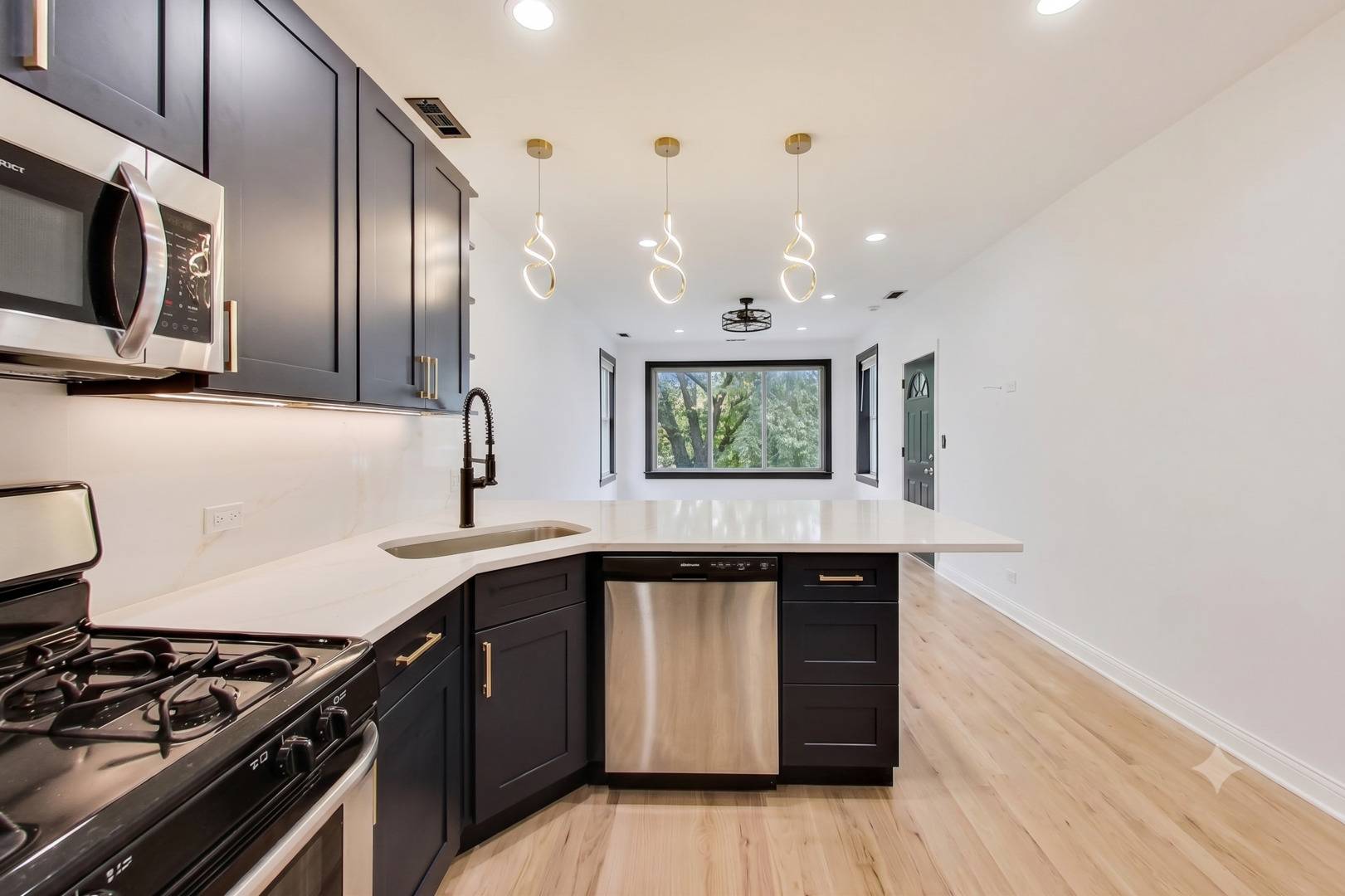 4815 W Patterson AVE #2, Chicago, IL 60641