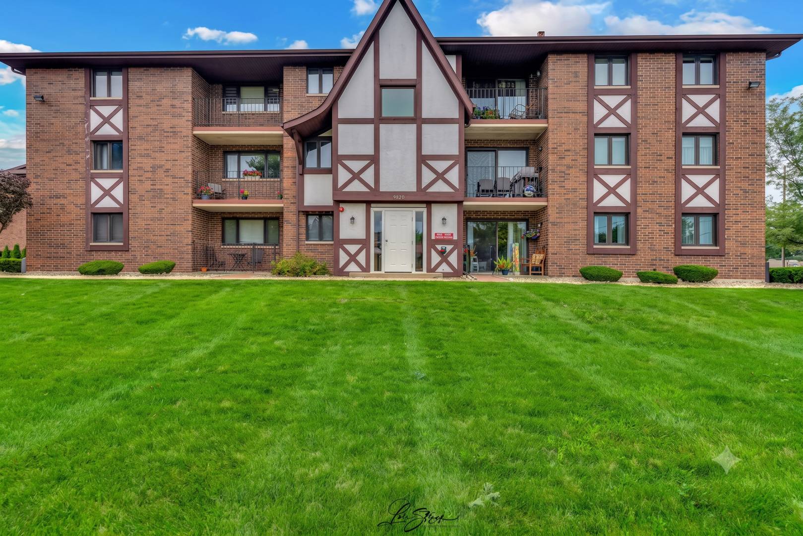 10521 S Roberts RD #1B, Palos Hills, IL 60465