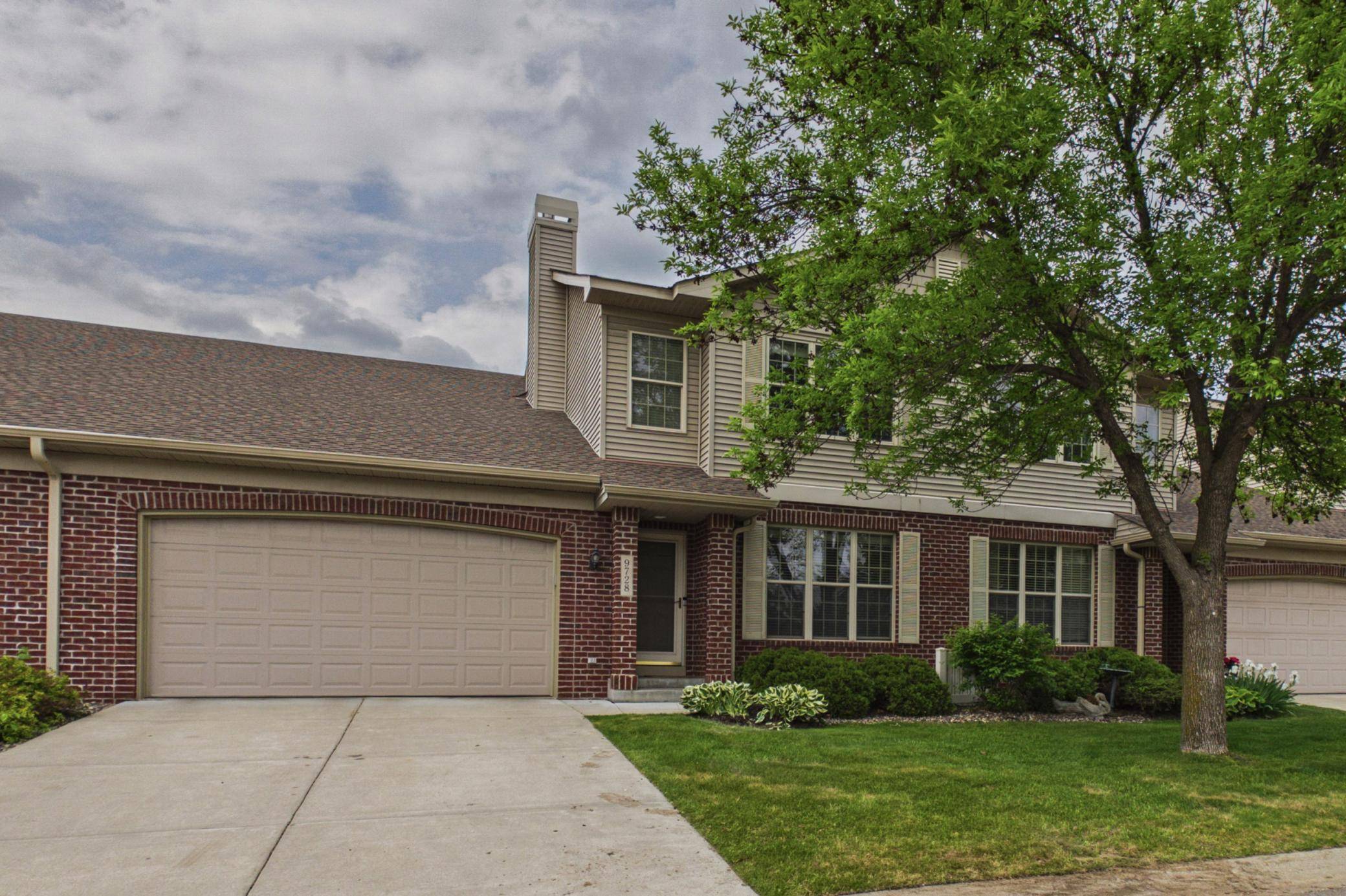 9728 Belmont LN, Eden Prairie, MN 55347