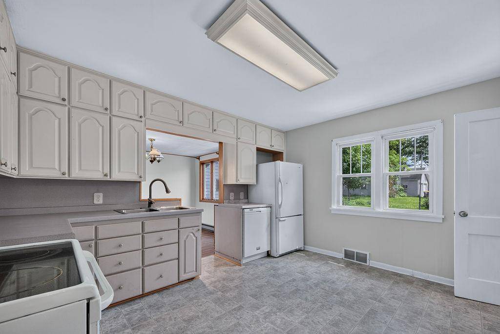 325 South ST W, Caledonia, MN 55921