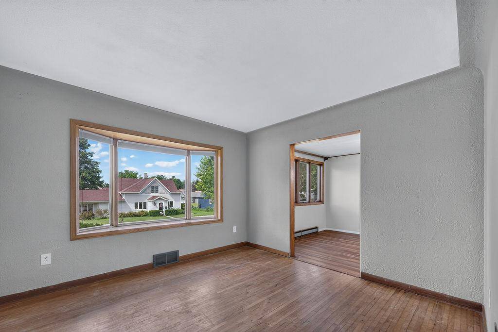 325 South ST W, Caledonia, MN 55921