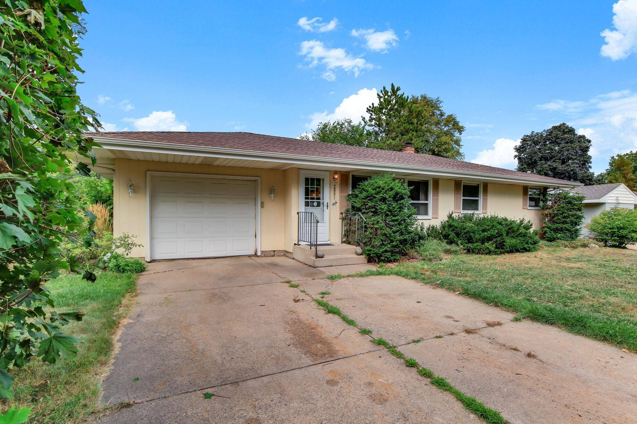 2801 Galtier ST, Roseville, MN 55113