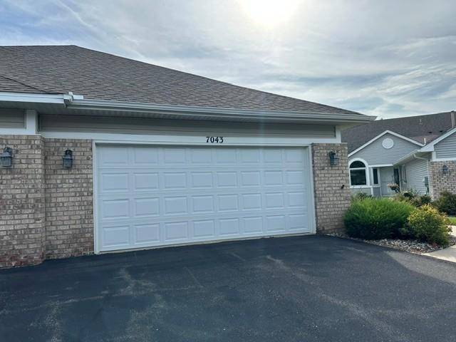 7043 Oak Pointe Curve, Bloomington, MN 55438