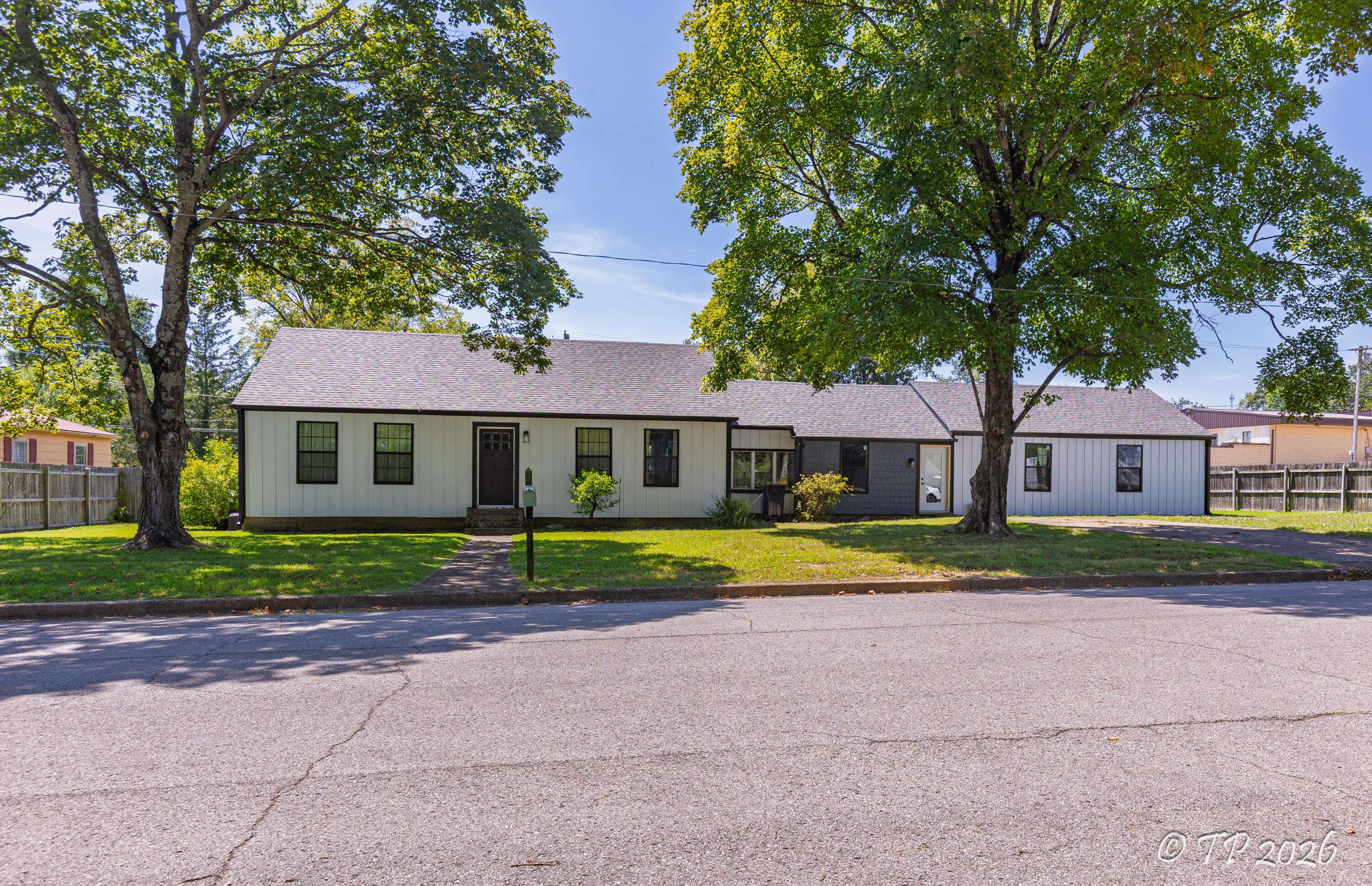 1058 W 3rd ST, West Plains, MO 65775