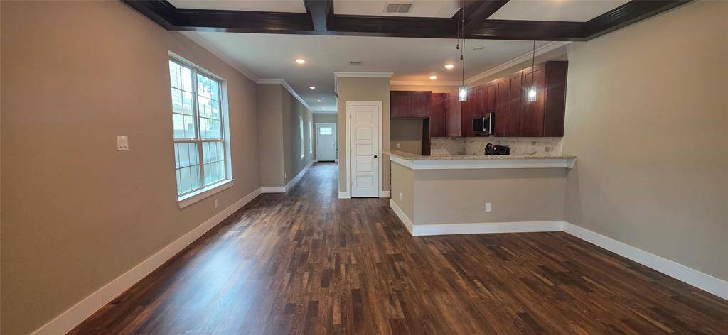 1705 Ash Crescent Street, Fort Worth, TX 76104