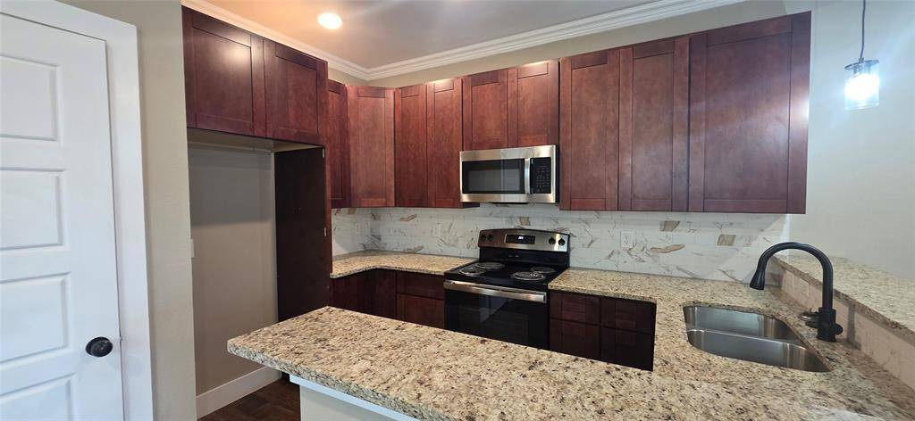 1705 Ash Crescent Street, Fort Worth, TX 76104